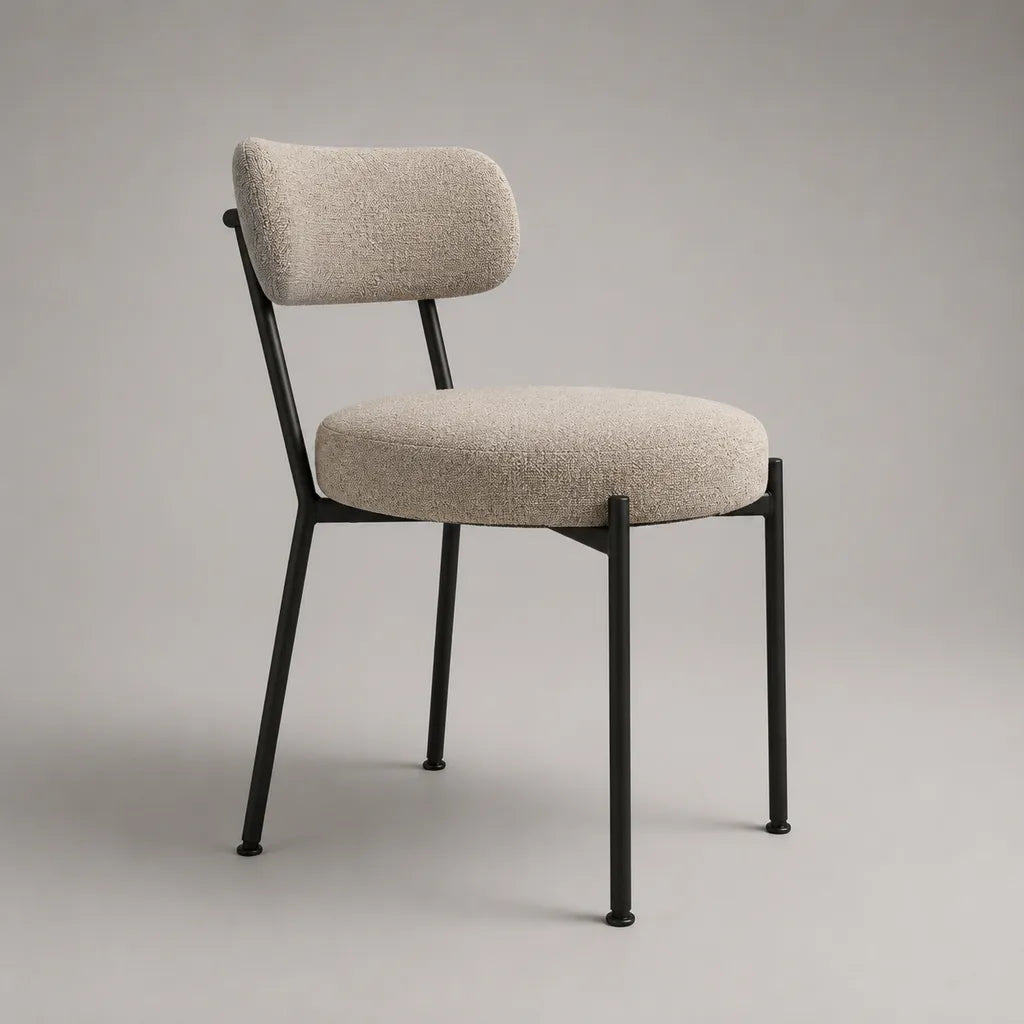 Sedia imbottita in tessuto curvo beige con telaio in acciaio nero e schienale curvo, 52 × 57 × 81 cm